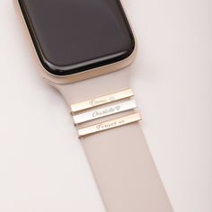 Apple Watch Name Tag Charm in 14K 18K Real Solid Gold, Personalized Smart Watch Straps Charm, Watch Bar Name Charm, Dainty Real Solid Gold Watch Charm Tag Material: Solid Gold (no gold filled or no gold plated material) Available gold karat: 14K (585), 18K (750) Available gold color: Yellow, rose, white Band charm width: 3 mm Watch Straps Sizes: 21 mm x 3.30 mm Measurements may slightly vary due to handwork.   M o r e  *  F r o m  *  U s   Goldstore Jewelry - https://etsy.me/3gHtcrZ * Editor's P Yellow Gold Watch Accessories With Date Display For Gift, Gold Watch Bands With Bracelet Strap For Gift, Gold Watch Bands With Bracelet Strap As Gift, Gold Bracelet Strap Watch Band For Gifts, Classic Gold Watch Bands As Gift, Elegant Bracelet Strap Watch Bands As Gift, Gold Bracelet Strap Watch Bands As Gift, Yellow Gold Rectangular Watch Bands For Gift, Timeless Gold Bracelet Strap Apple Watch Band