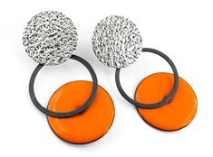 Orange drop earrings. Contemporary earrings. Geometric earrings. Circle drop earrings. Modern silver earrings. Enamel earrings. Women gift Modern orange earrings of silver and enamel. From the Pètals collection. These pieces are a one-of-a-kind handmade earrings. Measures: 45mm length and 23mm width. You can choose and customize the color of the enamel. And also the silver finish. Closure: push back. Very comfortable and lighweight. These modern earrings are ideal for to wear every day! These ge Modern Orange Sterling Silver Jewelry, Contemporary Earrings As A Gift, Contemporary Drop Earrings For Gift, Modern Silver Earrings With Black Enamel, Orange Metal Earrings As Gift, Orange Metal Earrings As A Gift, Black Enamel Drop Earrings, Unique Enamel Earrings For Pierced Ears, Modern Black Enamel Earrings For Gift