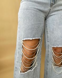 Experience the ultimate blend of style and comfort with our Distressed Washed Pearl Rhinestone Knee Trim Loose Denim Jeans. These jeans are perfect for those who appreciate a touch of sparkle and a relaxed fit. Don't miss out on adding these stylish jeans to your wardrobe today! Pearl & Rhinestone Trim over distressed knee Relaxed Fit 100% Cotton High Rise Wide Leg Light Wash True to size NON STRETCH Sizes, Small, Medium & Large Inseam 28", Rise 11.5", Waist 26' - Measurements taken from size Sm Meg Moroney, Glitter Jeans, Ribbed Jeans, Sparkle Jeans, Vintage Boyfriend Jeans, Vegas Outfits, Pink Concert, Cut Out Jeans, Aesthetic Pose