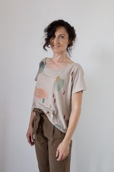 "THIS SWEATSHIRT IS MADE ON DEMAND, SO IT MAY TAKE BETWEEN 7-10 DAYS TO ARRIVE. IF YOU HAVE QUESTIONS ABOUT TIMES OR SIZES, WRITE ME :-) Organic cotton loose t-shirt, open neckline, in sand color base and hand painted with motifs in earth tones (dust pink, sand, mint, gray, terracotta). The loose shape combined with the manual water stains, make it perfect for both relaxed and sophisticated looks. You'll look radiant with a high-waisted jean or with dress pants and a jacket, achieving the \"effo Cotton Crew Neck Tops With Abstract Print, Crew Neck Cotton Tops With Abstract Print, Hand Printed Relaxed Fit Short Sleeve Tops, Relaxed Fit Hand Printed Short Sleeve Tops, Hand Printed Short Sleeve Tops With Relaxed Fit, Cotton T-shirt With Abstract Print In Relaxed Fit, Hand Printed Relaxed Fit Summer Tops, Relaxed Fit Hand Printed Crew Neck Top, Spring Hand Printed Crew Neck Tops