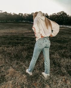 Hoodie And Jeans Outfit Western, Womens Country Outfits, Cowgirl Winter, Casual Cowgirl, Country Girl Aesthetic, Cute Western Outfits, Fashion Outfits Casual, Western Girl Outfits, Western Fits