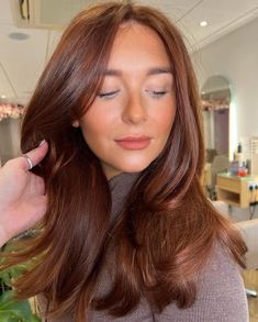 Spring Red Hair Color, Cherry Blonde, Machiaj Smokey Eyes, Ginger Jokes, Deep Auburn Hair, Hair Color Brown Chestnut, Chestnut Brown Hair, Rambut Brunette