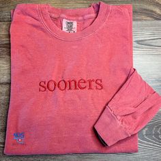 The Comfort Colors long sleeve crew neck t-shirt is the perfect choice to show your school spirit!  This is designed for Sooner fans - a crimson shirt with crimson thread.  It's perfect for any gameday celebration with friends, family, or attending an event. This shirt comes in many colors and can be customized to your liking.  If you're interested in another color, please reach out so that I can get that ordered for you. Be sure to look at other available t-shirts and sweatshirts by clicking here: https://www.etsy.com/shop/405Stitches?section_id=42561588. School Spirit Shirts Embroidered, College T-shirt With Embroidered Graphics For School Spirit, School Spirit T-shirt With Embroidered Graphics For Fall, School Spirit T-shirt With Embroidered Graphics, Long Sleeve T-shirt With Embroidered Text For School Spirit, Boomer Sooner, Sports Shirt, Tone On Tone, School Shirts