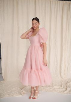 Midi wedding puff sleeves dress, comfortable and modern. The back of the dress is tied with a large bow. The model in the photo is a dress in blush color. Gaun Koktail, Puff Sleeves Dress, Dress Rehearsal, Pakaian Feminin, Puff Dress, Crop Top Dress, Pink Prom, Stil Elegant, Pink Prom Dresses