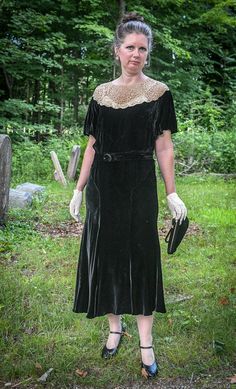 Vintage 1930s Black Silk Velvet Dress With Lace Bodice Puff - Etsy Victorian Vintage Dress For Evening, Victorian Style Vintage Dress For Evening, 1920s Fitted Costume Dress, Velvet Dress With Lace, Puff Shirt, 40s Outfits, Silk Velvet Dress, Clothes Wishlist, Bias Cut Skirt