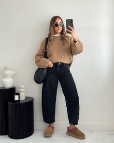 Jeans Date Outfit Winter, Ankle Jeans Winter Outfit, Barrel Leg Trouser Outfit, Brown Barrel Pants Outfit, Barrel Pants Outfit Winter, Soft Autumn Jeans, Carrot Jeans Woman Outfit, Fall 2024 Outfit Inspiration, Barrel Jeans Outfit Fall 2024