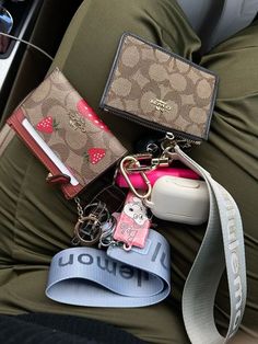 Lulu Lemon Keychain Aesthetic, Lululemon Keychain Wallet Aesthetic, Aesthetic Car Keychain, Lululemon Keychain Aesthetic, Coach Wallet Aesthetic, Cute Car Keys, Keychain Lululemon, Car Keychain Aesthetic, Car Keys Keychain Ideas