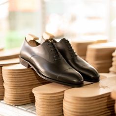 Introducing our new Cap-toe oxfords in black vegano. ​Discover at Carmina Shoemaker website & Stores. Wingtip Oxford Shoes, Oxfords Shoes, Wingtip Oxford, Shoes Collection, Shoe Collection, Dress Shoes Men, Oxford Shoes, Men's Shoes, Dress Shoes