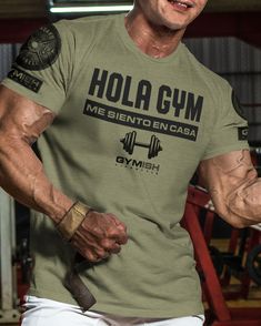 Hola gym, me siento en casa Workout Gym T-Shirt Funny Gym Shirt for Men Camiseta de gimnasio de entrenamiento, Gift for him, Gym Gear, Gym Apparel Enhance your workout experience with the Hola gym, me siento en casa Workout Gym T-Shirt for Men. Made with a soft, lightweight fabric blend of 60% cotton and 40% poly. Esta camiseta ofrece un ajuste cómodo y regular. Perfect for gym lovers, this manly fashion cut with side seams adds to its stylish look also makes for a great gift idea. Lleva tu equi Athletic Fit Training Tops With Letter Print, Athletic Fit Tops With Letter Print For Training, Athletic Fit Letter Print Tops For Training, Short Sleeve Squat Proof Activewear For Gym, Squat Proof Short Sleeve Activewear For Gym, Short Sleeve Activewear With Letter Print For Gym, Sportswear T-shirt With Letter Print For Gym, Letter Print Crew Neck Activewear For Gym, Athletic Fit T-shirt For Gym During Sports Season