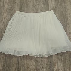 Abercrombie & Fitch Ruffled Skirt Condition: Nwt Color: Cream Size: L 93% Cotton 7% Elastane Ships Same Or Next Day. Spring White Tulle Pleated Skirt, White Tulle Pleated Skirt For Spring, White Stretch Tulle Skirt Bottoms, White Stretch Tulle Bottoms, Pink Floral Skirt, Short Jean Skirt, White Denim Skirt, Abercrombie And Fitch Shorts, Micro Mini Skirt