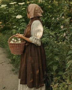 Trad Wife Aesthetic, Cottagecore Farm, Cottagecore Outfit, Yellow Petals, Fairytale Aesthetic, Little Forest, Cottage Aesthetic, Farm Clothes, Farm Lifestyle