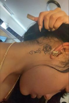 behind the ear tatoo / neck tatoo A Tattoo, Tattoo On, Tattoo Ideas, Writing, Tattoos, Hair