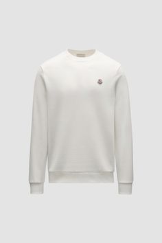 A casual staple, this sweatshirt is crafted from pure cotton. The classic crew neck style for men is embellished with a felt logo patch on the chest, a distinct Moncler design code. Luxury Cotton Sweater With Ribbed Cuffs, Luxury Crew Neck Sweater With Logo Detail, Luxury White Cotton Sweatshirt, Luxury Crew Neck Sweater With Embroidered Logo, Classic Cotton Sweatshirt With Logo, Luxury Cotton Sweatshirt With Embroidered Logo, Designer Crew Neck Sweater For Streetwear, Designer White Cotton Sweatshirt, Designer Sweatshirt With Embroidered Logo And Crew Neck