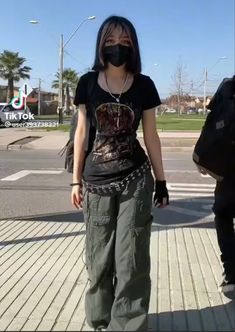 Tennis Skirt Long, Styl Grunge, Alt Outfits, Drone Images, Cargo Pants Outfit, 2000s Fashion Outfits, Skirt Long, Swaggy Outfits, Alternative Outfits