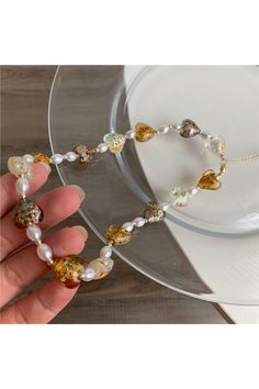 Material: Pérola Glass Necklace With Adjustable Chain As Fashion Accessory, Glass Necklace With Adjustable Chain For Fashion, Trendy Round Glass Jewelry, Trendy Clear Metal Jewelry, Trendy White Glass Jewelry, Trendy White Glass Necklaces, Trendy Gold Resin Necklace, Trendy White Glass Necklace, Trendy Multicolor Glass Necklaces