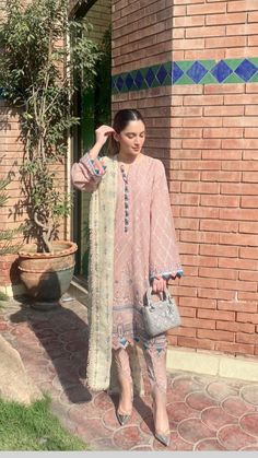 Dresses For Eid Pakistani, Aesthetic Pakistani Suits, Eid Suits Pakistani Dresses, Pakistani Suit Designs Party Wear, Pakistani Fashion Casual Kurta Designs, Pakistani Simple Suits, Pakistani Dress Pattern, Pakistani Kurta Designs Women, Suits For Women Pakistani