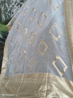 More wedding dupatta and accessories here in our collection https://www.etsy.com/in-en/shop/KabiraCreations?ref=related&listing_id=1077422871#items A beautiful white soft organza dupatta with intricate Banarasi work.  Choose from our range of exquisitely designed and curated dupattas, each piece is designed to perfection with intricate detailing that lends an aura of grandeur to your outfits. Specification Material- Soft Organza Banarasi  Length- 2.25 meters All over Banarasi motifs  * Note: our all products are made on order. So we not accept return and cancellation. Luxury Traditional Off-white Dupatta, Ceremonial White Dupatta With Motifs, Traditional White Hand-embellished Dupatta, Traditional Gold Hand-embellished Dupatta, Embroidered Off-white Transitional Dupatta, Banarasi Motifs, Traditional Dupatta, Wedding Dupatta, White Dupatta