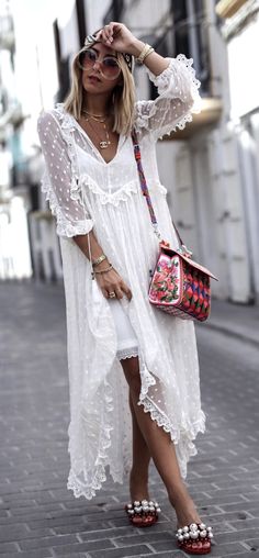 #summer #outfits White Tulle Maxi Dress + Floral Shoulder Bag // Shop This Outfit In The Link Shift Dresses, Boho Styl, Boho Mode, Maxi Shift Dress, Look Boho, Maxi Robes, Long Sleeve Maxi, 여자 패션, Lace Fashion