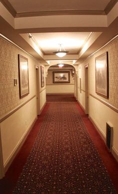 Haunted hall in Stanley Hotel. Photo: daveynin Overlook Hotel Aesthetic, Vintage Hotel Room Aesthetic, Haunted Hotel Aesthetic, Alligator Aesthetic, The Shining Aesthetic, Gothic Hotel, Vintage Hotel Room, Creepy Hotel