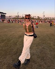 COACHELLA OUTFIT 2022 Parachute Pants Coachella, Coachella Comfy Outfit, Festival Outfits Alternative, Boston Calling Festival Outfits, Coachella Outfit Pants, European Music Festival Outfit, 2024 Music Festival Outfits, Masc Coachella Outfit, 80s Festival Outfit