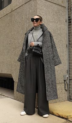 Grey Plaid Coat Outfit, Grey Pea Coat Outfit, Grey Pants Outfit Winter, Gray Coat Outfit Winter Style, Street Style Outfits Casual, Winter Pants Outfit, Herringbone Coat, Look Office, Inspiration For Women