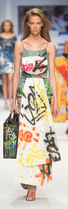 The amazing graffiti dresses from Moschino Fall 2015! Pandemic Art, Street Art Fashion, Art Street, Runway Collection, Ubud, Fall 2015