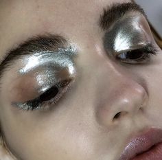 Editorial Make-up, Stile Kylie Jenner, Silver Eye Makeup, Silver Makeup, Silver Eyeshadow, Beauty Make-up, Kesha