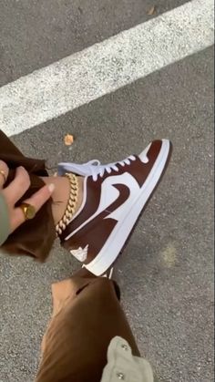 which one? 🤎 running shoe sneaker aesthetic, Tumblr Nike, shoe photography, Beach California Brown Dunks Outfit, Dunks Collection, Brown Nike Dunks, Brown Nikes, Jordans Brown, Sneaker Aesthetic