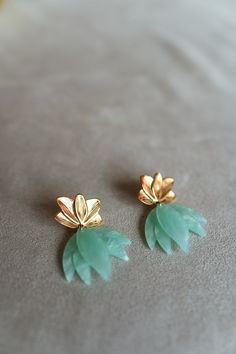 Sea green and golden earrings that feature floral pendants, which are curated from high quality stainless steel making these the perfect addition to elevate any outfit! Colors: sea green - coral Parisian Women, Golden Earrings, Floral Pendant, Sea Green, Summer Jewelry, Accessories Design, Jewelry Accessories, Coral, Spring Summer