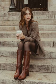 Professor Outfits, Riding Boot Outfits, Brown Boots Outfit, Content Inspiration, Sleek Dress, Fall Fashion 2016, Winter Mode, Flirty Dresses, Autumn Outfit