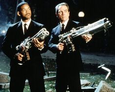 Will Smith recalls how he was convinced to do 'Men in Black' while speaking to Kevin Hart on his new show 'Hart to Heart': "Steven Spielberg sent a helicopter for me." Tap our site link to see a video! Comedy, Series Movies, Tommy Lee, Tommy Lee Jones, Film Man, 90s Movies, Fiction Movies