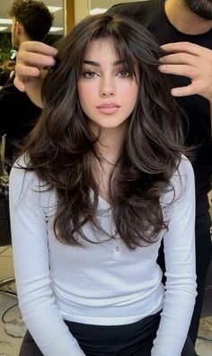 Flat Hair With Layers, Layered Hair For Medium Long Hair, Straight Hair With Volume Long, V Haircut For Long Hair With Layers Front View, Wolf Haircut Bangs, Layer With Bangs Haircut, Hair Inspo 90s Layers, Curled Side Bangs, Mikayla Nogueira Hair