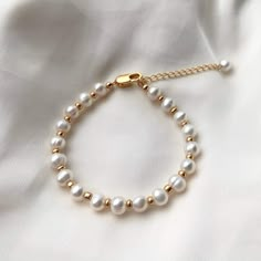 Pearl And Gold Bracelet, Handmade Gold Jewelry, Pearl Bracelet Ideas, Handmade Business Ideas, Real Pearl Jewellery, Gold Pearl Bracelet, Pearl Bracelet Gold, Pearls Jewelry, Beads Jewellery