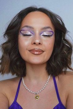 Color Full Makeup Looks, Purple Christmas Makeup, Christmas Graphic Liner Makeup, Colorful Eyeliner Makeup, Christmas Make Up Looks, Graphic Makeup Looks, Holiday Makeup Looks Christmas, Editorial Makeup Looks, Makeup Looks Christmas