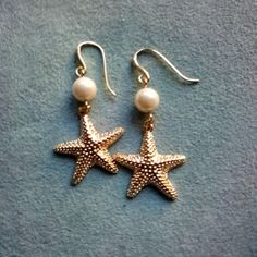 Simple And Yet Special. Pierced Earrings With A Pearl On Top And Gold Starfish Suspended Below. 1 3/4-Inches From Bottom Of Hook To Bottom Of Starfish. New And Never Worn. Beachy Jewellery, Earring Stacks, Beachy Earrings, Starfish Jewelry, Ocean Earrings, Beachy Summer, Beachy Jewelry, Earrings Aesthetic, Beach Earrings