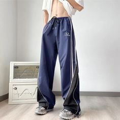 Vintage Casual Track Y2K Cargo Pants Straight Loose Striped Blue Wide Leg Pants Gym Basketball Sweatpants Trousers Korean Style voguable Patchwork Cargo Pants, Basketball Sweatpants, Mens Fall Outfits, Men Fashion Vintage, Y2k Cargo Pants, Casual Cargo Pants, Tracksuit Pants, Fall Outfits Men, Safari Style