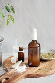 DIY: Dry Shampoo Spray   How To Train Your Hair | http://helloglow.co/diy-dry-shampoo-spray-how-to-train-your-hair/ Skincare Spray, All Natural Hair Products, Dry Shampoo Spray, Diy Coconut Oil, Diy Dry Shampoo, Shampoo Recipe, Natural Hair Diy, Homemade Shampoo, Diy Shampoo