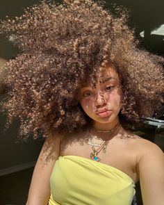 ฅ^•ﻌ•^ฅ | Instagram Natural Baddie, Dr Girlfriend, Curly Heads, Tiny Curls, Light Brown Skin, Natural Afro Hairstyles