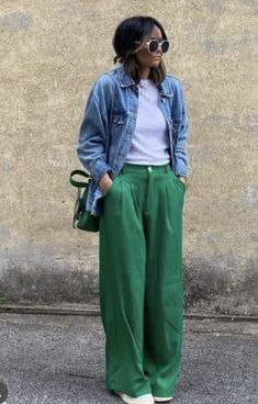 Green Trousers Outfit, Wide Leg Trousers Outfit, Green Pants Outfit, Pants Outfit Casual, Mode Chic, Looks Street Style, Instagram Look, Green Pants