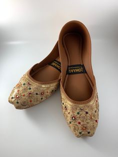 dhaage.london We Bring you our latest collection. These beautiful GOLD khussas/Juttis are handcrafted, incredibly soft and anti-slip sole. This will give you Comfort and style all in one!    . #jutti #khussa #shoes #punjabishoes #juttilovers #summer #desiclothes #casualshoes #indian #pakistani #desi #fashion #desifashion #kaleeray #accessories #tradionalshoes #handmade #summer #summervibes #wedding #desiwedding #partywear #eid #simplekhussa #pakistanifashion #punjabifashion #ladies #shoes Traditional Closed Toe Ballet Flats For Festive Occasions, Meenakari Closed Toe Flats, Traditional Gold Flats For Festivals, Traditional Gold Closed Toe Flats, Bollywood Style Meenakari Flats For Wedding, Bollywood Meenakari Flats For Weddings, Gold Traditional Slip-on Flats, Traditional Gold Flats For Festive Occasion, Bollywood Wedding Flats With Meenakari