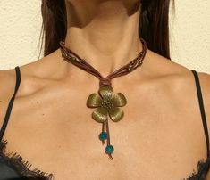 Flower Choker, Gemstone Choker, Leather Choker, Boho Choker, Stone Choker, Bronze Choker. A Beautiful and unique leather choker belong to boho jewelry as well as bohemian jewelry or hippy jewelry, carefully designed and crafted by EndiaDesign. Show off this exclusive necklace for women made of hight quality cow leather, decorated with gemstones, a flower or a metal leaf and beads in antique bronze tone. You could wear this original leather choker on any occasion, formal or casual, making you loo Collar Hippie, Gemstone Choker Necklace, Bijoux Art Nouveau, Gemstone Choker, Stone Choker, Boho Choker, Leather Crafts, Dope Jewelry, Funky Jewelry