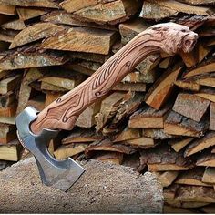 The Viking Minuteman : Photo Hatchet Handle, La Forge, Cool Knives, Handle Design, Knife Making, Skyrim, Bushcraft, Blacksmithing, Woodworking Tools