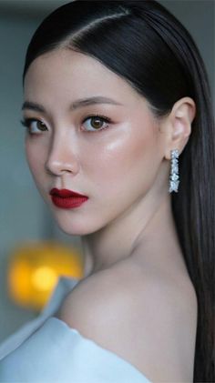 Bridal Makeup Red Lips, Makeup Asia, Asian Wedding Makeup, Red Lips Makeup Look, Asian Bridal Makeup, Glam Wedding Makeup, Red Lipstick Makeup, Makeup Pengantin, Bridal Makeup Natural