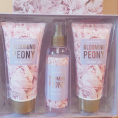 Three Piece Peony Fragrance Spa Set! Shower Gel 6.7 Oz, Body Lotion 6.7 Oz, Body Mist 5.08oz. Wood Soap Dish, Floral Soap, Shower Head With Hose, Beauty Bath, Shower Mirror, Bath Tray, Soap Pump Dispenser, Spa Set, Soap Tray