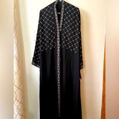 Gorgeous Black Open Abaya With Pink Diamond Sequences And Patterns. It Has A Butterfly Like Hands And Perfect For A Special Occasion. Black Long Kaftan With Dabka Work, Black Kaftan With Dabka Work For Eid, Eid Black Kaftan With Dabka Work, Black Dabka Work Kaftan For Eid, Black Long Sleeve Kaftan For Eid, Black Abaya With Dabka Work, Black Floor-length Abaya With Dabka Work, Black Floor-length Kaftan For Festive Occasions, Traditional Long Black Kaftan