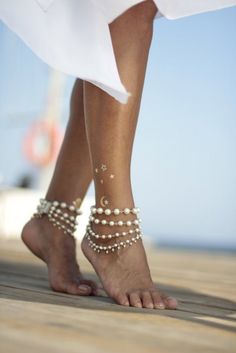 "An accessory to complement your beautiful wedding dress *To creating elegance at the beach wedding.* Anklet are made by combining different sizes pearls. It is closed by a magnetic closure. So prepared according to the wrist size. Anklet in photo 9 inch and circumference of ankle 8.6 inches. Anklet in the photo is ivory. \"\"\"Please give your measure of ankle circumference when ordering.\"\"\" It is sold as a pair. All of my products are hand made by me. So i can apply all the changes you want Beach Wedding Sandals Barefoot, Wedding Anklets, Crochet Barefoot Sandals, Peacock Pearls, Barefoot Sandal, Pearl Beach, Pearl Anklet, Blush Gold, Boho Sandals