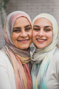 Muslim Mom And Daughter, Mother Daughter Photography Poses, Mother Pictures, Friend Songs, Family Portrait Poses, Tie Dye Scarves