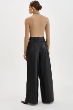 Améliorez votre style de tous les jours avec le pantalon en cuir à jambe large Rossa. Conçu avec une silhouette taille haute et des plis sur le devant, ce pantalon est à la fois flatteur et sophistiqué. À porter avec un haut ajusté et un talon pointu. Chic Straight Leg Leather Pants For Evening, Sleek Tapered Leg Leather Pants For Work, Sleek Tapered Leather Pants For Work, Chic Wide-leg Leather Pants For Workwear, Elegant Wide-leg Leather Pants For Night Out, Elegant Wide Leg Leather Pants For Night Out, Chic High Waist Leather Pants For Formal Occasions, Chic High-waist Leather Pants For Formal Occasions, Sleek Leather Pants With Belt Loops For Work