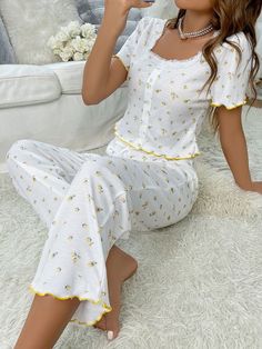 White  Collar Short Sleeve  Plants,Ditsy Floral Pant Sets Embellished Slight Stretch All Women Sleep & Lounge Night Wear Dress, Pijamas Women, Mode Kimono, Cute Pjs, Sleepwear Fashion, Loungewear Outfits, Cute Sleepwear, Cute Pajama Sets, Pajama Outfits