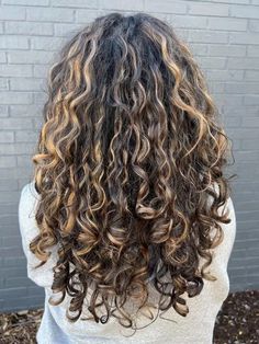 Curly Hair With Highlights, Ash Blonde Hair With Highlights, Layered Curly Haircuts, Medium Length Curls, Curly Haircut, Light Curls, Ash Blonde Highlights